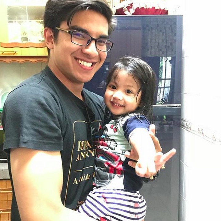 Aih, luwes banget deh Saddiq saat menggendong anak-anak. (Foto: Instagram/ @syedsaddiq)