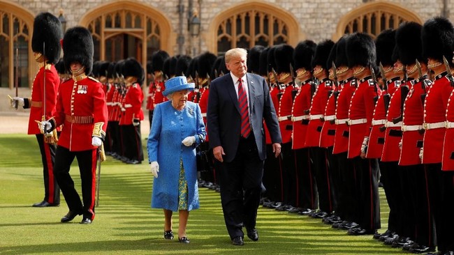 Donald Trump kembali dihujani kritik dalam lawatannya ke Inggris, kali ini karena berjalan di depan Ratu Elizabeth saat menginspeksi pasukan di Istana Windsor.