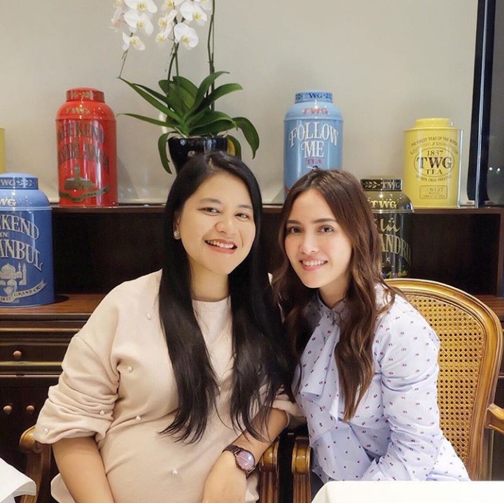 <p>Beberapa orang bilang Kahiyang mirip Titi Kamal. Menurut Bunda gimana? (Foto: Instagram @ayanggkahiyang)</p>