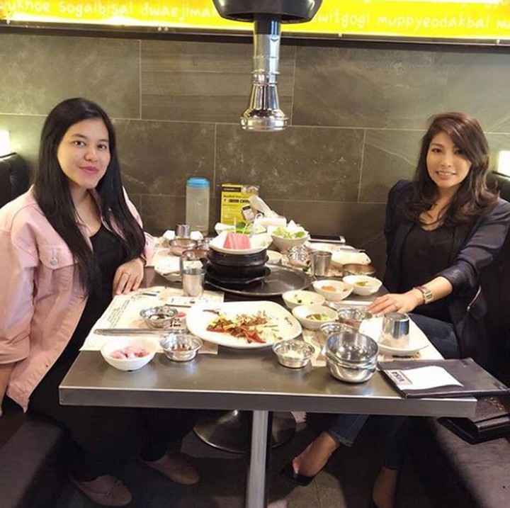 <p>Pakai baju kasual pun tetap cantik mempesona. (Foto: Instagram @ayanggkahiyang)</p>