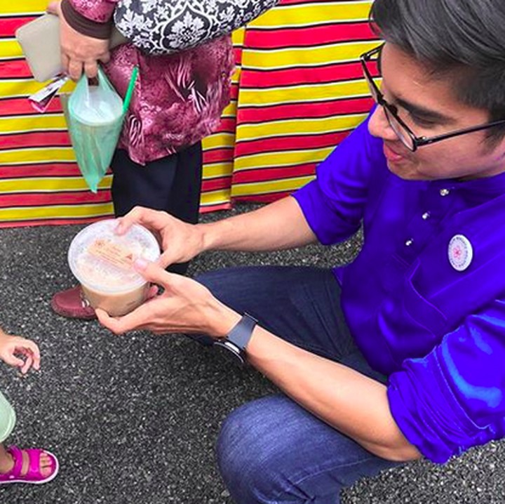 So sweet! Saat Saddiq memberi makanan untuk seorang anak. (Foto: Instagram/ @syedsaddiq)