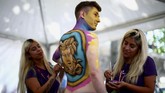 World Bodypainting Festival pertama kali diadakan pada 1998 dengan melibatkan ratusan seniman lukis tubuh dari berbagai negara di dunia. Di perhelatan ke-20 tahun, festival ini diikuti oleh 60 seniman dari 50 negara. (dok. REUTERS/Lisi Niesner)
