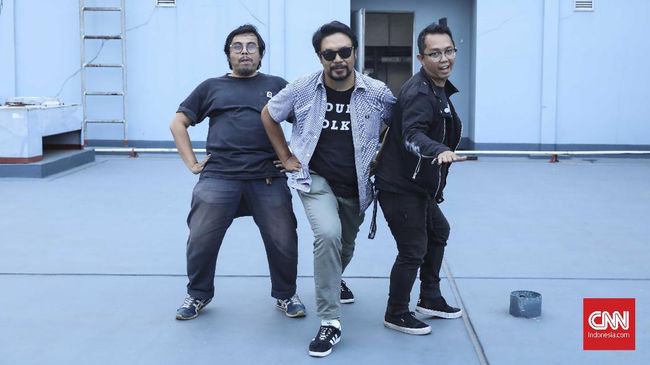 Teenage Death Star dijuluki 'Noise Ambassador.' Selain masalah suara, setidaknya ada saja peralatan panggung yang rusak setelah mereka tampil.