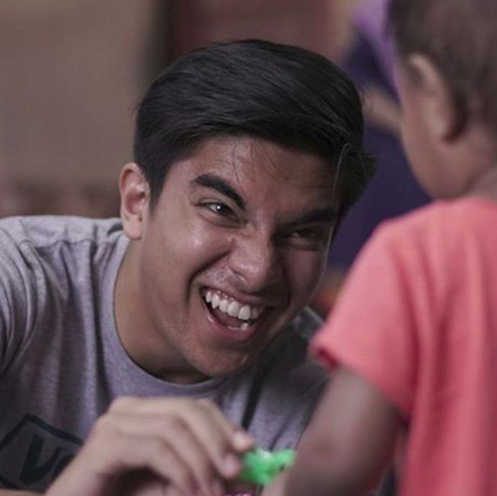 Kata Saddiq, beginilah ekspresinya ketika berusaha menjadi kucing di depan anak ini. Hi-hi-hi. (Foto: Instagram/ @syedsaddiq)