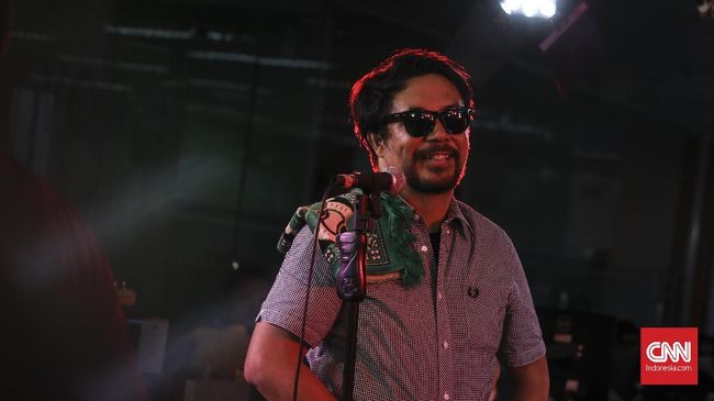 Semua lagu dalam album 'Intermediate' menegaskan Sir Dandy masih mengangkat isu keseharian yang sederhana, penting atau tidak, tapi itulah yang terjadi.
