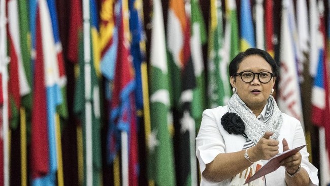 Menlu Retno mendesak Malaysia segera memberikan akses kekonsuleran untuk memverifikasi status tiga WNI yang baru-baru ini ditangkap karena diduga terkait ISIS.