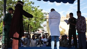 Aceh Cambuk Manajer Hotel dan Karyawati Lakukan 'Ikhtilat'