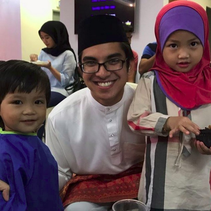 Berada di antara anak-anak adalah salah satu hal yang bisa bikin Saddiq happy, Bun. (Foto: Instagram/ @syedsaddiq)