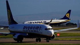 Hilang Tekanan Kabin, Penumpang Ryanair Alami Pendarahan