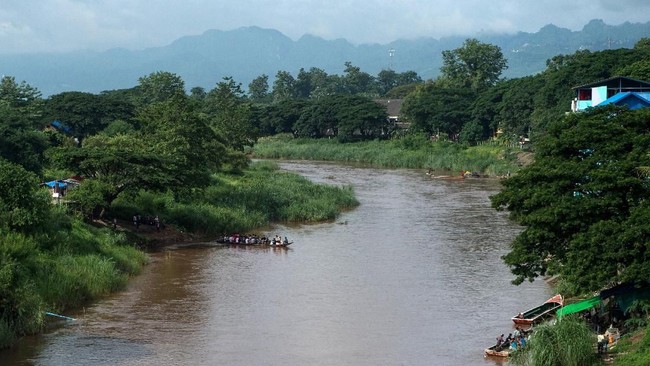 Lebih dari 5.000 orang terpaksa mengungsi saat rumah mereka tergenang banjir akibat bendungan yang rusak di Myanmar Tengah, Rabu (29/8).