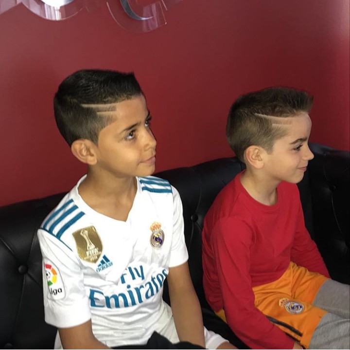 <p>Wah, model rambutya kembaran. Setelah Cristiano Ronaldo berseraga Juventus, mungkin si junior juga akan lebih sering terlihat mengenakan jersey La Vecchia Signora ya, Bun. (Foto: Instagram @andrade5212)</p>
