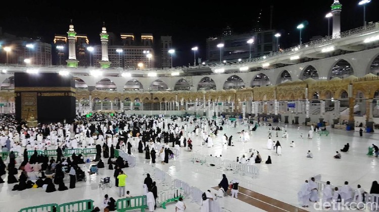 Umat muslim dari berbagai negara akan tiba di Arab Saudi dalam 1-2 hari ke depan untuk menunaikan ibadah haji. Saat ini suasana di Masjidil Haram pun masih terbilang sepi.