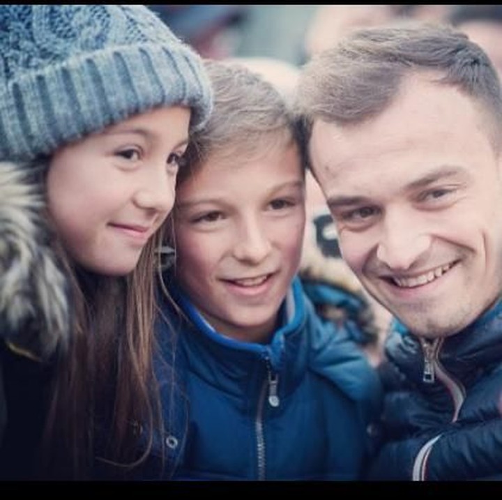 <p>Kali ini Xherdan yang ambil fotonya untuk fansnya yang masih anak-anak. (Foto: Instagram: Shaqirixherdan)</p>