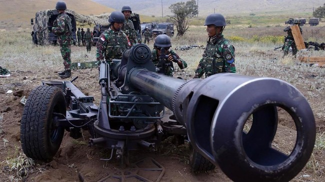 Sebelumnya, warga Depok dikagetkan dengan suara dentuman berulang kali. TNI lalu menjelaskan bahwa suara berasal dari Meriam 76.