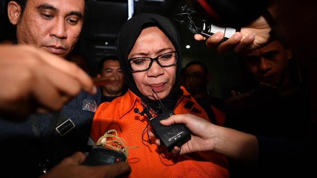 Proyek PLTU Riau I menyeret anggota DPR Eni Maulani Saragih dalam kasus dugaan korupsi. Kini, KPK juga tengah menggeledah rumah Direktur Utama PLN Sofyan Basir.