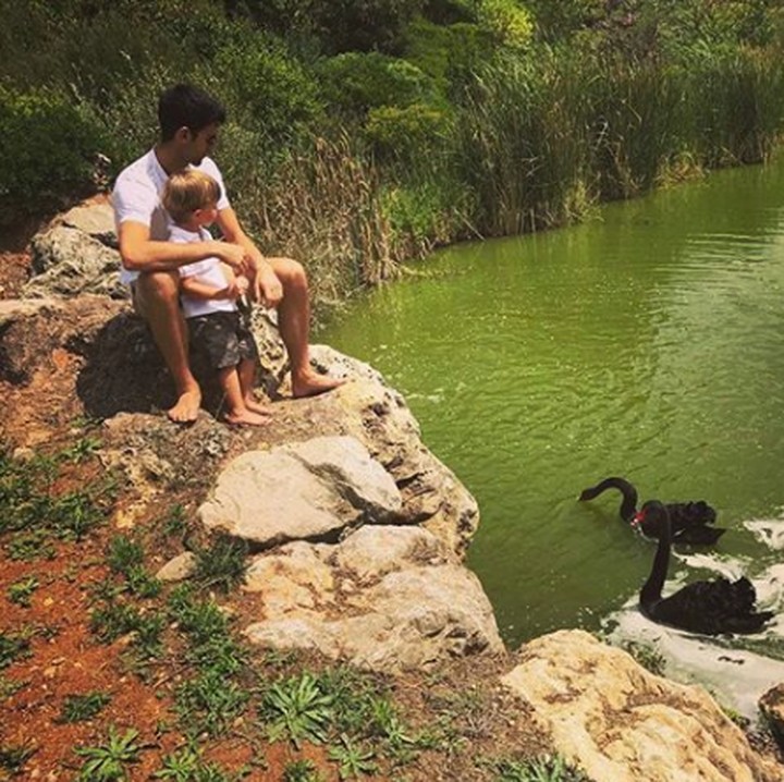 Novak Djokovic bisa dibilang sosok ayah idaman banget. Dia selalu mengajak anaknya untuk mengeksplorasi lingkungan sekitarnya. (Foto: Instagram @djokernole)
