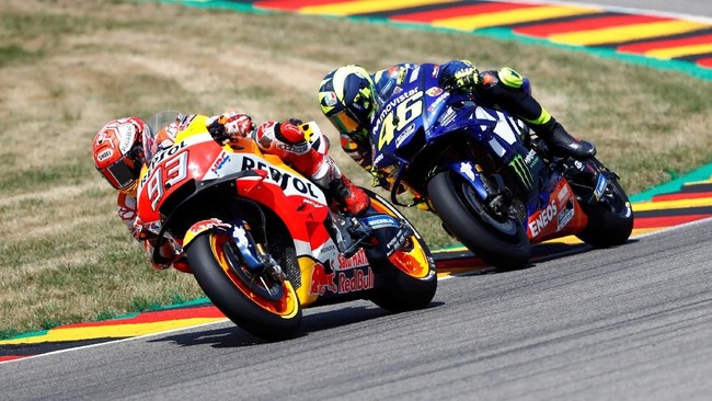 Pebalap Repsol Honda Marc Marquez menang MotoGP Jerman 2018 dengan mengalahkan Valentino Rossi di Sirkuit Sachsenring, Minggu (15/7).