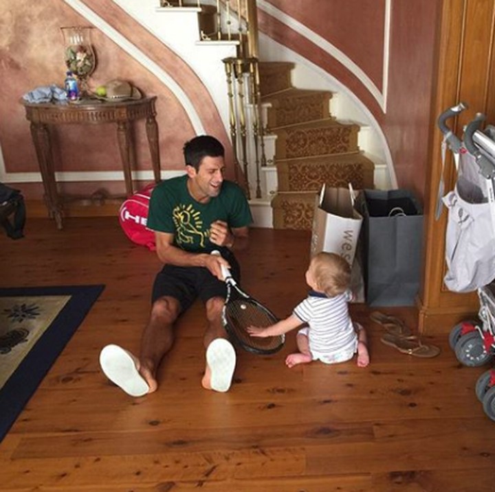 Kira-kira Novak Djokovic punya keinginan untuk membuat si kecil mengikuti jejaknya nggak ya? (Foto: Instagram @djokernole)