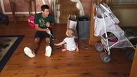 Kira-kira Novak Djokovic punya keinginan untuk membuat si kecil mengikuti jejaknya nggak ya? (Foto: Instagram @djokernole)