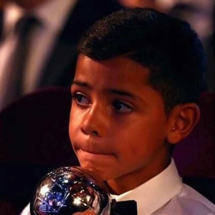<p>Cristiano Ronaldo Junior, memang sangat mengidolakan ayahnya. Hmm, anak-anak lain juga sangat mengidolakan Cristiano Ronaldo yang baru-baru ini resmi menanggalkan seragam Real Madrid dan menggantinya dengan seragam Juventus. (Foto: Instagram @andrade5212)</p>