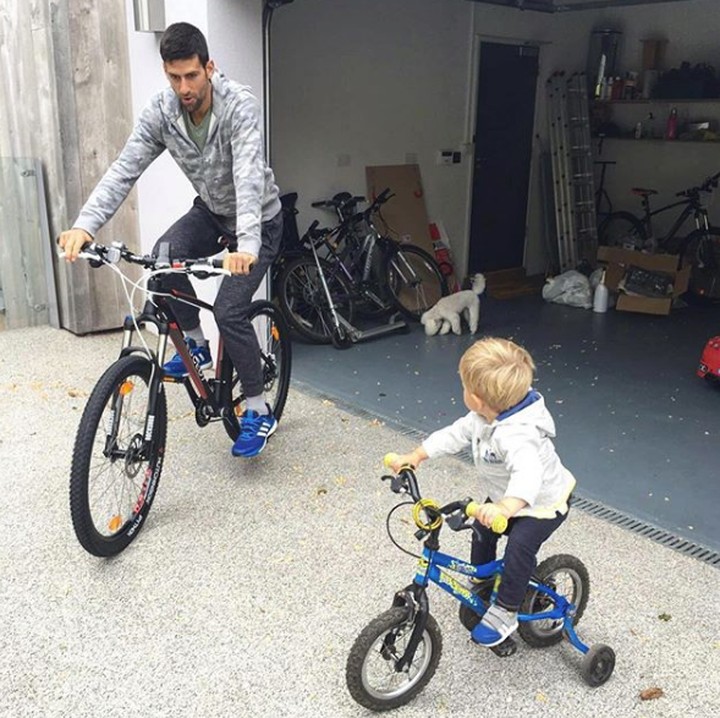 Asyiknya Novak saat main sepeda bareng si kecil. (Foto: Instagram @djokernole)