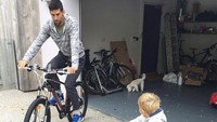 Asyiknya Novak saat main sepeda bareng si kecil. (Foto: Instagram @djokernole)