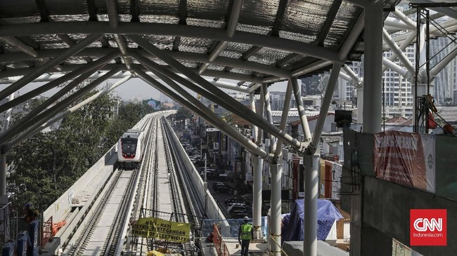 Menurut Menhub, pembangunan KCIC dan LRT secara bersamaan membuat tingkat kepadatan lalu lintas di tol Jakarta - Cikampek semakin parah.