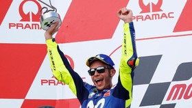 img-title Rossi Memilih Berlibur di atas Yacht dengan Kekasih
