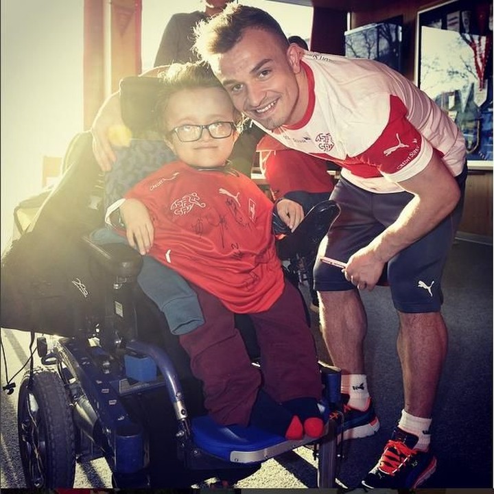 <p>Bersama fansnya yang disabilitas, pria 26 tahun ini juga perhatian banget. (Foto: Instagram: Shaqirixherdan)</p>