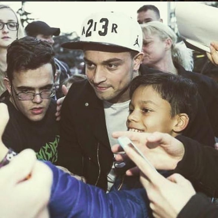 <p>Cekrek! Senyum mengembang di bibir Xherdan ketika seorang anak laki-laki mengajak wefie. (Foto: Instagram: Shaqirixherdan)</p>