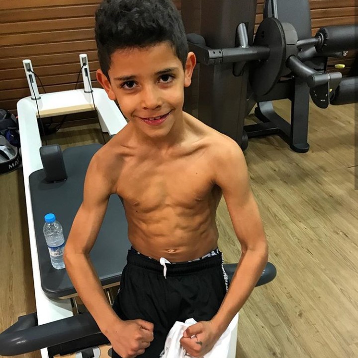<p>Aktif olahraga karena ingin seperti ayahnya yang berbadan atletis. (Foto: Instagram @cristiano)</p>