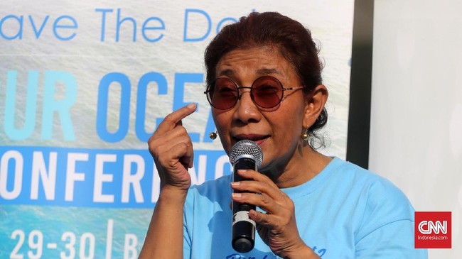 Menteri Kelautan dan Perikanan Susi Pudjiastuti berjoget bersama saat meresmikan organisasi berbentuk komunitas, Pandu Laut Nusantara pada Car Free Day (CFD) di depan Menara Bank BCA, Jakarta Pusat. Minggu, 15 Juli 2018. CNN Indonesia/Andry Novelino