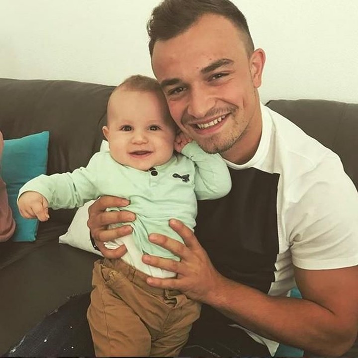 <p>Sepupunya yang masih bayi aja sampai tersenyum saat having fun bareng Xherdan. (Foto: Instagram: Shaqirixherdan)</p>