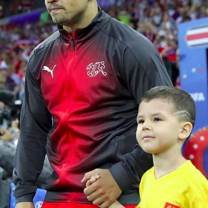 <p>Momen Xherdan dekat dengan anak-anak diabadikannya saat Swiss berlaga di ajang Piala Dunia 2018. (Foto: Instagram: Shaqirixherdan)</p>