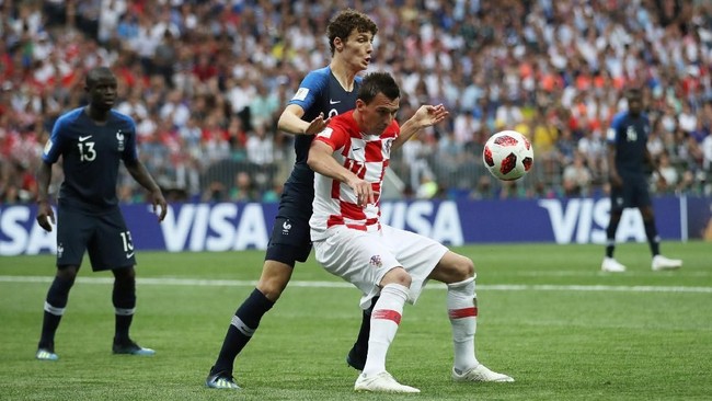 Timnas Prancis unggul 1-0 di menit ke-19 setelah Mario Mandzukic mencetak gol bunuh diri.