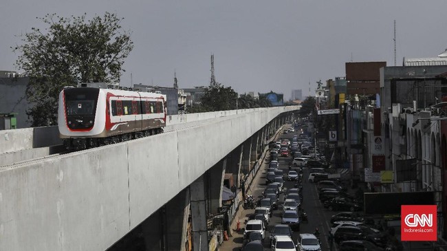 Direktur Utama PT Jakpro Dwi Wahyu Daryoto mengatakan moda transportasi LRT akan beroperasi 10 Agustus mendatang dengan rute Kelapa Gading-Velodrome.