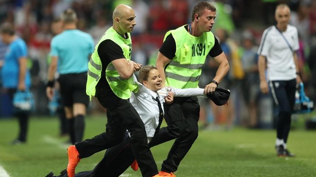 Band punk asal Rusia 'Pussy Riot' mengklaim bertanggung jawab atas aksi penyusupan di tengah laga final Piala Dunia 2018, antara Prancis melawan Kroasia.