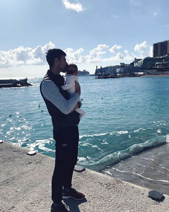 Gahar di lapangan, petenis Novak Djokovic juga punya sisi kebapakan yang sweet banget lho.
