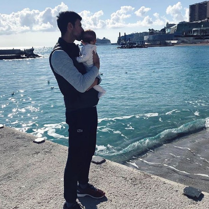 Sosok Novak Djokovic kini lagi jadi sorotan. Pasalnya, petenis ini lolos ke babak final Wimbledon 2018 setelah mengalahkan Rafael Nadal. Tahu nggak, Bun? Ayah dua anak ini juga sangat dekat dengan anak-anaknya, lho. (Foto: Instagram @djokernole)