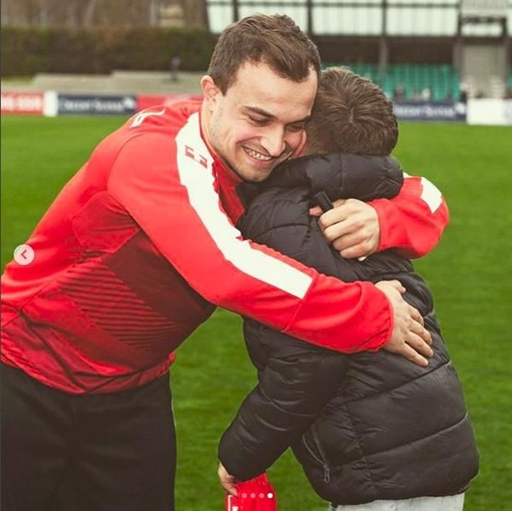 <p>Fansnya yang masih anak-anak saja dipeluk, apalagi anak sendiri ya? He-he. (Foto: Instagram: Shaqirixherdan)</p>