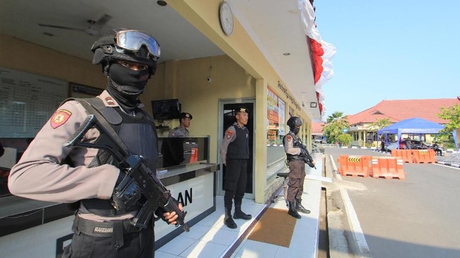Polisi masih mendalami motif serangan bom panci yang dilakukan pasangan suami istri di Mapolres Indramayu, Minggu (15/7) dini hari.