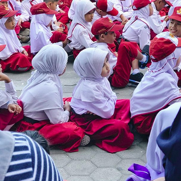 <p>Nah, duduk di lapangan mendengarkan arahan dari kepala sekolah bisa jadi pengalaman nggak terlupakan untuk anak. (Foto: Instagram/@irasipahutar)</p>