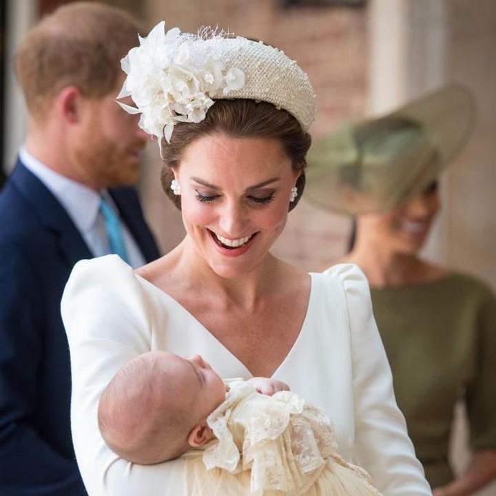 <p>Pangeran Louis tidur dengan nyaman di gendongan sang Bunda. (Foto: Getty Images)</p>