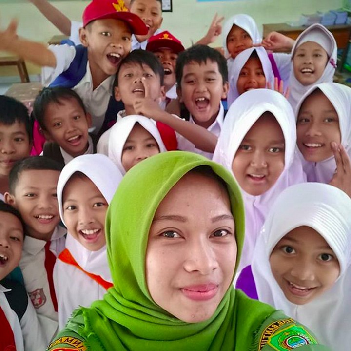 <p>Di hari pertama masuk sekolah, supaya murid-murid makin semangat dan senang, Bu Guru pun mengajak mereka wefie. (Foto: Instagram/@dewi.agustin1989.da)  </p>