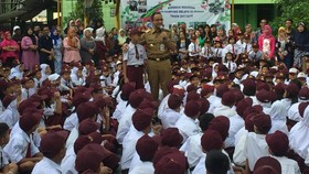 Hari Pertama Sekolah, Anies Soroti Interaksi Guru-Orang tua