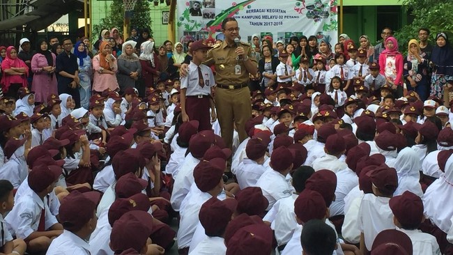Anies saat meninjau hari pertama sekolah di SDN Kampung Melayu 01/02, berterima kasih kepada orang tua yang menyempatkan diri mengantar anaknya ke sekolah.