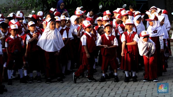 Suasana pelajar mengikuti upacara hari pertama masuk sekolah di SD Negeri 15 & 16 Klender, Jakarta Timur, Senin (16/7). Memasuki hari pertama sekolah, siswa dan siswi diberi pengenalan sekitar lingkungan sekolah. Mengacu pada peraturan pemerintah Sekolah diwajibkan melaksanakan Masa Pengenalan Lingkungan Sekolah (MPLS) sebagai pengganti Masa Orientasi Sekolah (MOS). Tujuan utama MPLS adalah membangun suasana ramah, aman, nyaman dan menyenangkan bagi calon siswa baru. Selain itu Menteri Pendidikan dan Kebudayaan atau Mendikbud, Muhadjir Effendy menyarankan wali murid atau orangtua siswa untuk mengantar putra-putrinya ke sekolah di hari pertama masuk sekolah. (CNBC Indonesia/Muhammad Sabki)