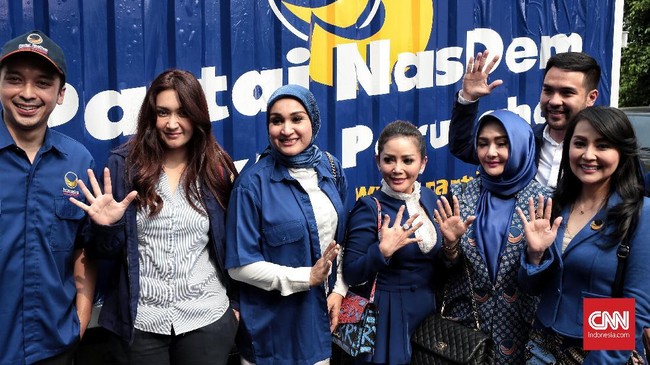 Kegagalan beberapa artis saat nyaleg dalam Pemilu 2019 menunjukkan bahwa popularitas tak selalu menentukan elektabilitas dan pentingnya faktor blusukan.