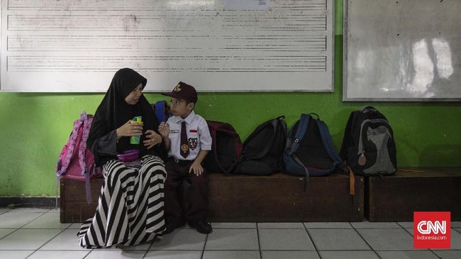 Di hari pertama sekolah, Mendikbud meminta orang tua mengantar anaknya dan para guru menyambut siswanya di sekolah.
