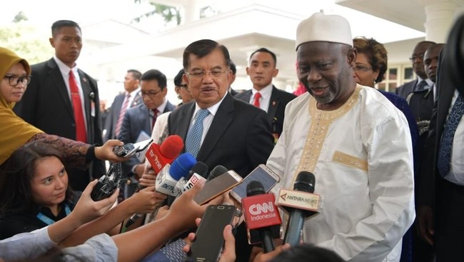Wakil Presiden Jusuf Kalla (JK) menerima kunjungan kehormatan Wapres Gambia Ousaino Darboe di Istana Wapres, Jakarta, Senin (16/7).
